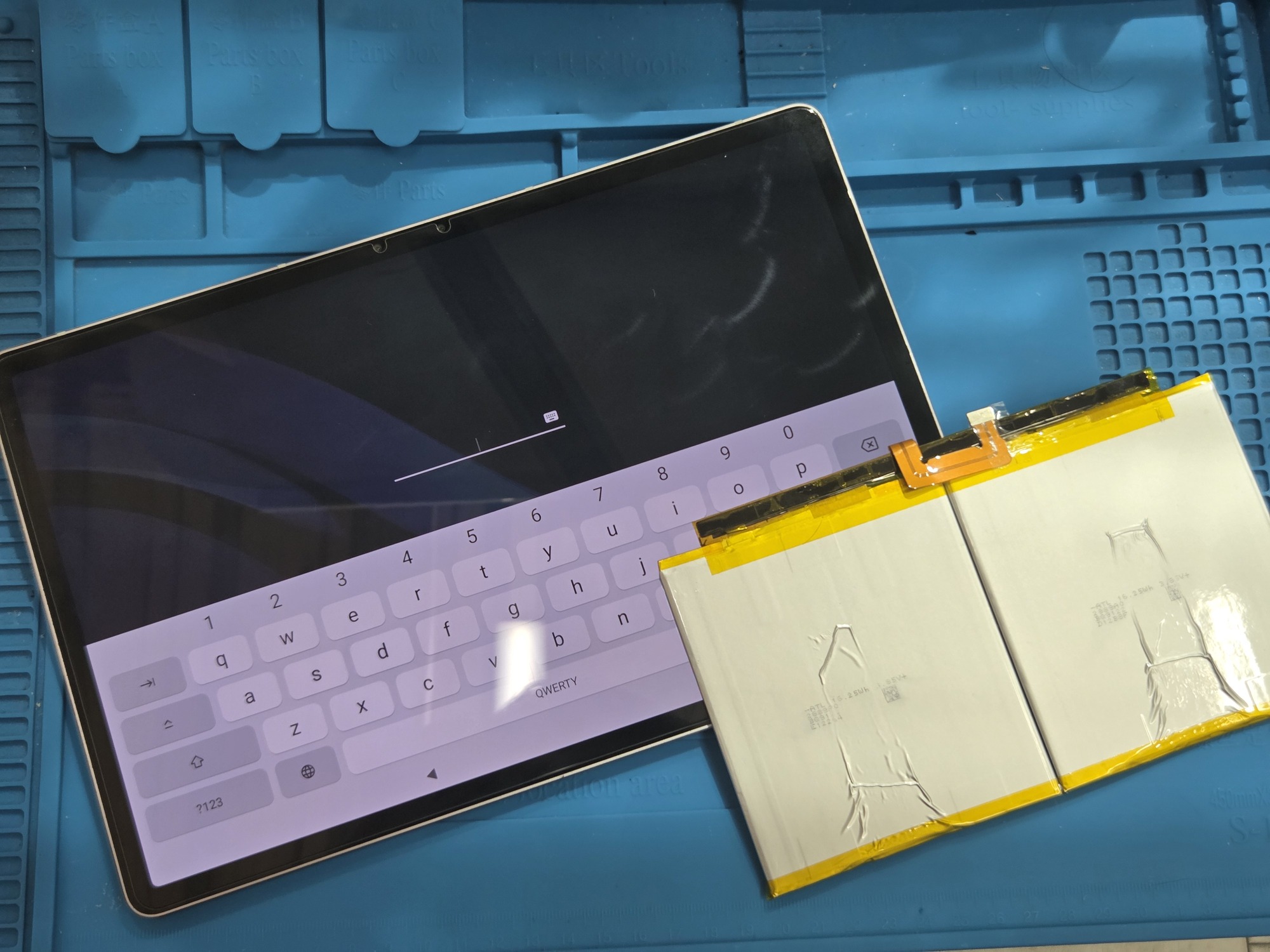 NEC Lavie Tab T11（NEC ラヴィタブ T11）　をお持ち込み頂きました。【スマホ修理工房池袋P’パルコ店】